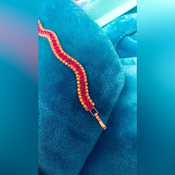 Crystal magenta persuasion bracelet swirl Silver tone sparkly magenta/clear - Picture 4 of 8